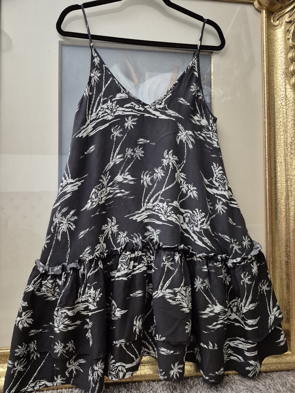 💕Left on Friday mini dress features a tiered ruffle hem in black & white💕